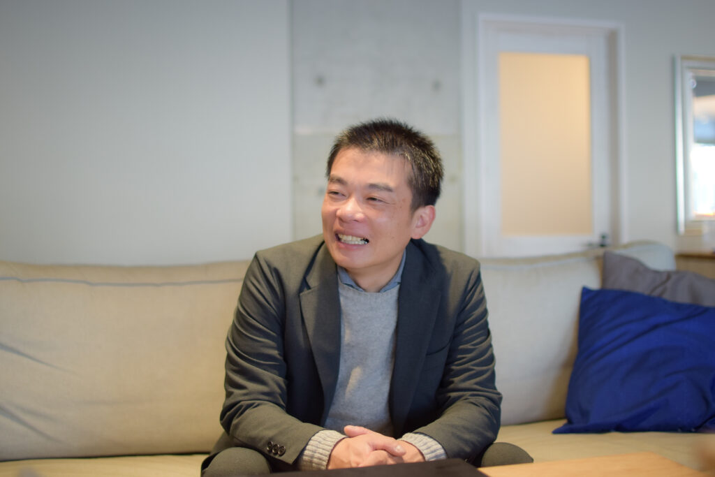 インタビュー中の坂根様